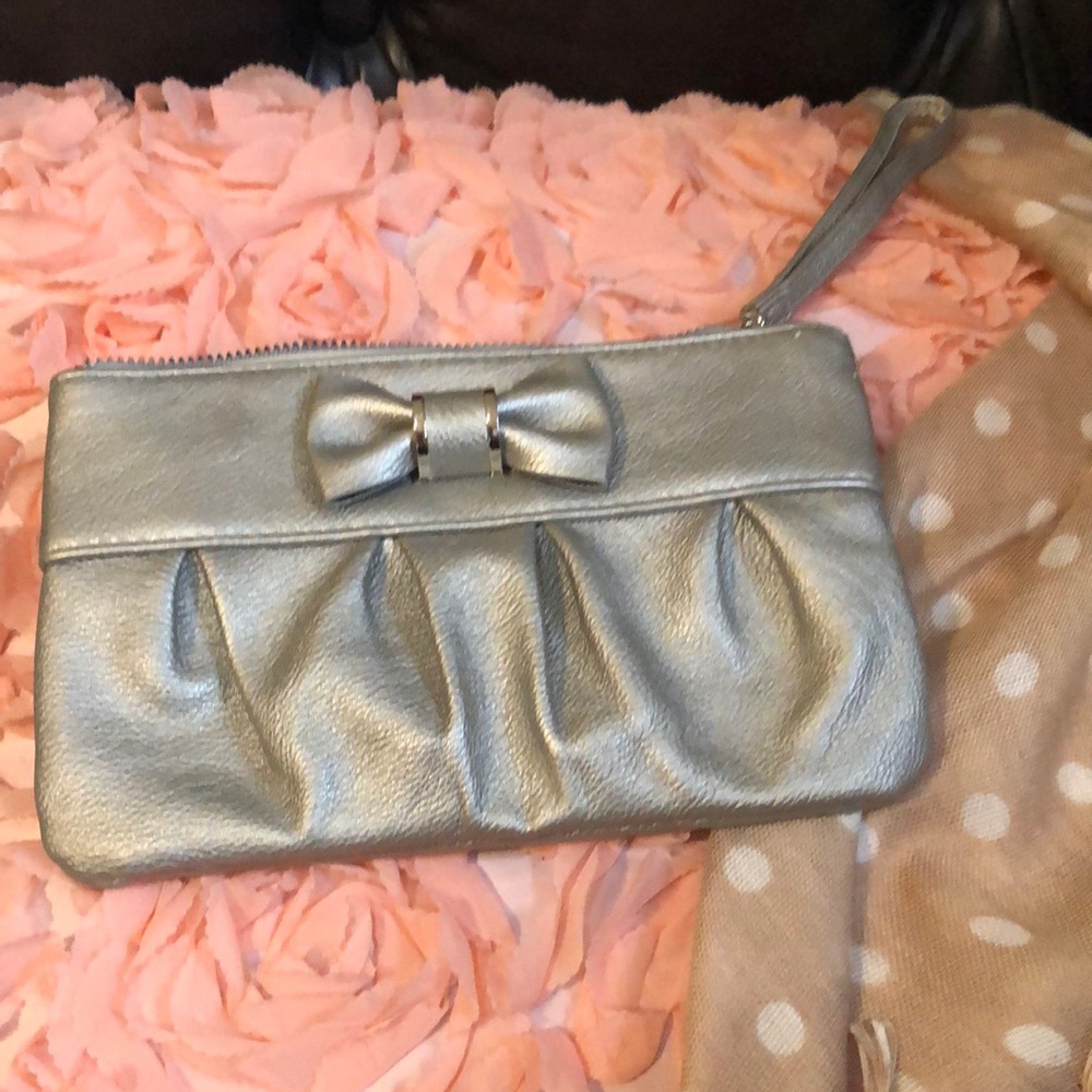 Safe Keeper~Silver Clutch Bag with Bow Accent